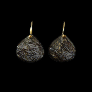 �u���b�N���`���N�H�[�c�i�����j��ܗL���𔺂������j